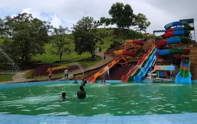 Salah satu kolam renang dengan permainan air, Informasi Umum, Objek Wisata Keluarga Diana Waterpark, Sarana Diana Waterpark, Harga Tiket Masuk Diana Waterpark, Jam Operasional