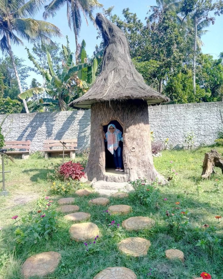 Spot Foto DOSH Holiday, Informasi Umum, Harga Tiket Masuk Dosh Holiday Kediri, Lokasi Dosh Holiday Wates Kediri, Daya Tarik, Galeri Foto