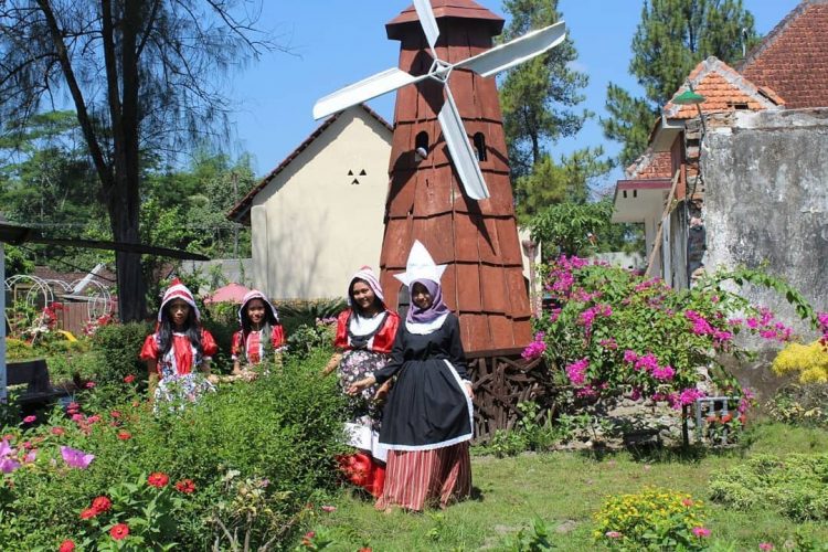 Spot Kincir Angin Dosh Holiday Wates, Informasi Umum, Harga Tiket Masuk Dosh Holiday Kediri, Lokasi Dosh Holiday Wates Kediri, Daya Tarik, Galeri Foto