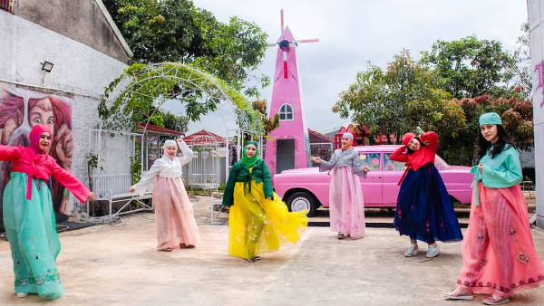 Taman Peri Bandung, Informasi Umum, Jam Operasional Taman Peri Cibiru, Lokasi Taman Peri Cibiru Bandung, Rute Jalan Ke Lokasi, Harga Tiket Masuk Taman Peri Cibiru, Apa Saja Menu Makanan Taman Peri Cibiru Bandung ?, Berapa Harga Makanan di Restoran Taman Peri ?, Galeri Foto