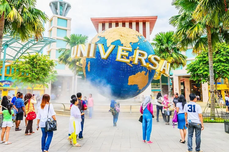 Universal Studios, 1. Merlion Park, 2. Universal Studios, 3. Orchard Road, 4. Sentosa Island, 5. Bugis Street, 6. Chinatown, 7. Little India, 8. Arab Street, 9. Haw Par Villa, 10. Raffles Landing Site, 11. Esplanade, 12. Gardens by The Bay, 13. Singapore Flyer, 14. Henderson Waves Bridge, 15. Marina Bay Sands, 16. Helix Bridge, 17. Art Science Museum, 18. Singapore Botanical Gardens, 19. Singapore River