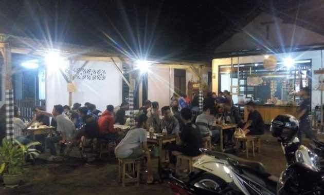 Angkringan Tuan Muda, 1. Republik Dendy Cafe, 2. The Dome’s Cafe & Resto, 3. Refresho Kedai Kopi Kepatihan, 4. M.O.B Dine & Brew, 5. Foresthree Coffee Tulungagung, 6. Dulur kopi, 7. D’Java Coffee House, 8. House of Loods , 9. Rumah Putih Coffee House, 10. Hakui Stasiun, 11. BALE NYAWIDJI, 12. Blessing Cafe, 13. Sultan Cafe & Resto , 14. Secret Garden , 15. Waroeng Bima , 16. Cafe 27 , 17. PS Coffee & Kitchen, 18. The Echo’es Coffee & Eatery, 19. Halte Cafe, 20. Kedai Kosim, 21. Roemah Balle Coffee (Tutup Sementara), 22. Angkringan Tuan Muda, 23. New HideOut Coffee and Eatery, 24. Angelo Gelato , 25. Vanilla Cafe & Sushi , 26. Cafe & Resto Cerita Kita, 27. Kono Coffee , 28. Premio Cafe & Bakery (Tutup)