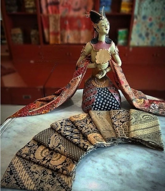 Batik Solo, Oleh-oleh Khas Solo yang Terkenal, Oleh Oleh Khas Solo Murah, Oleh Oleh Khas Solo Kekinian, Oleh Oleh Khas Solo yang Tahan Lama, Oleh Oleh Khas Solo Online, Toko Oleh-oleh Khas Solo