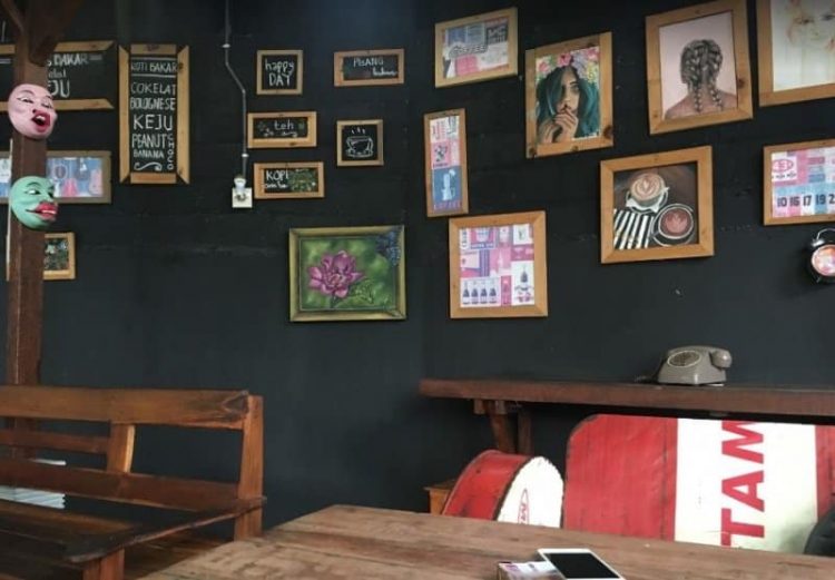 Cafe 999 via Google My Business - Tempat Nongkrong di Blitar, 1. Sweet Pea Cafe, 2. Sam Bistro, 3. Kakao Terang Bulan, 4. Dapur Roti, 5. Kuning Kitchen and Cafe, 6. Warung Bu Tia Sirah Kencong, 7. Kedai Kopi Abah, 8. Sego Contong, 9. Fajar Bakery &amp; Café, 10. Exo Ice Cream &amp; Coffee, 11. Friends Coffee House, 12. Cokelat Semoet Gelato , 13. Pempek Mamak Sanankulon, 14. Fx Labs Cafe n Resto, 15. Rollaas Café, 16. Redbox Cafe, 18. Tam Tree Blitar, 19. Nash Fern Cafe n Cake, 20. Route 55 Cafe (Tutup), 21. D’Pochi Cafe, 22. Cafe 17 Blitar, 23. Mahkota Coffee, 24. Waroeng Bale Bale (Tutup), 25. Trijaya Cafe, 26. Ron’s Coffee, 27. The Java Coffee Classic, 28. COFFEE TOP Cafe and Resto (Tutup), 29. Djodo Cafe, 30. Cafe 999, 31. AVA CAFE, 32. Plato Kafe (Tutup), 33. JAVA COFFEE CLASSIC, 34. Maxi Brilliant Cafe