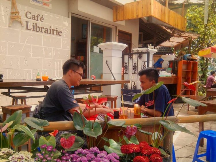 Cafe Librairie via Surakarta, Tempat Nongkrong di Solo yang Murah, Tempat Nongkrong Romantis di Solo, Tempat Nongkrong Asyik di Solo, Tempat Nongkrong Solo Malam Hari, Tempat Nongkrong Enak di Solo, Tempat Nongkrong di Solo 24 Jam, Cafe Unik Solo, Tempat Nongkrong di Solo ada WiFi