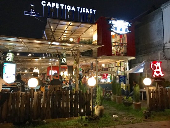 Cafe Tiga Tjeret, 1. Sate Buntel Bu Bejo Nikmatnya Tiada Tara, 2. Mantapnya Tengkleng Klewer Bu Edi, 3. Timlo Sastro Mantapnya Legendaris, 4. Selat Mbak Lies yang Sehat dan Nikmat, 5. Manis dan Legit Serabi Notosuman, 6. Tahok Pak Citro yang Yummie Banget, 7. Sate Kere Yu Rebi, 8. Segarnya Es Dawet Telasih Bu Dermi, 9. Brambang Asem Yu Sum, 10. Gudeg Gudeg Margoyudan BU KASNO, 11. Bebek Goreng H Slamet, 12. Warung Gongso Pusat, 13. Rumah Makan Oh La Vita, 14. OW Omah Wedangan, 15. Rumah Makan Dapur Solo, 16. Mang Engking Solo, 17. Rumah Makan Nini Thowong, 18. Rumah Makan Adem Ayem, 19. Tiga Tjeret Cafe Solo, 20. Menu Sate Kambing Mbok Galak solo, 21. Nasi Liwet Bu Wongso Lemu Solo, 22. Galabo Solo, 23. Ayam Bakar “Ojo Gelo”, 24. Bakso Alex, 25. Warung Gmah Ripah, 26. Wedangan Bung Klithik, 27. Mom Milk, 28. EAternity, 29. Kawasan Taman Sriwedari, 30. Daegu Korean Grill, 31. Niagara Sushi, 32. Bale Padi Resto, 33. Diamond Cafe, 34. Seafood Pak Petruk, 35. Sate Buntel Tambak Segaran, 36. Pasar Malam Ngarsopuro, 37. Selat Viens Solo, 38. Soto Gading, 39. Sambel Tumpang Bu Kis, 40. Tahu Kupat Solihin, 41. Bakso Kadipolo, 42. Tahu Kupat Pak Gombloh