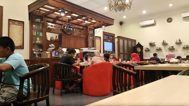 D’Java Coffee House via Apabuka, 1. Republik Dendy Cafe, 2. The Dome’s Cafe & Resto, 3. Refresho Kedai Kopi Kepatihan, 4. M.O.B Dine & Brew, 5. Foresthree Coffee Tulungagung, 6. Dulur kopi, 7. D’Java Coffee House, 8. House of Loods , 9. Rumah Putih Coffee House, 10. Hakui Stasiun, 11. BALE NYAWIDJI, 12. Blessing Cafe, 13. Sultan Cafe & Resto , 14. Secret Garden , 15. Waroeng Bima , 16. Cafe 27 , 17. PS Coffee & Kitchen, 18. The Echo’es Coffee & Eatery, 19. Halte Cafe, 20. Kedai Kosim, 21. Roemah Balle Coffee (Tutup Sementara), 22. Angkringan Tuan Muda, 23. New HideOut Coffee and Eatery, 24. Angelo Gelato , 25. Vanilla Cafe & Sushi , 26. Cafe & Resto Cerita Kita, 27. Kono Coffee , 28. Premio Cafe & Bakery (Tutup)