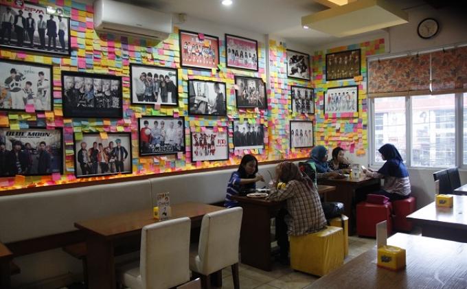 Daebak Fan Café via Wartakota, 1. Rumah Makan Mang Engking, 2. Soto Bu Tjondro, 3. Bakso Hitam Pak Bewok atau Bakso Comberan, 4. Nasi Timbel Si Teteh, 5. Whats Up Depok Resto, 6. Takarajima, 7. Milan Pizzeria Cafe , 8. Warung Pasta Depok, 9. Pondok Laras , 10. Soerabi Enhaii, 11. Ayam Bakar Christina, 12. Mang Kabayan, 13. Green T, 14. Flamingo Cafe, 15. Bebek Tik Tok Van Depok (Tutup), 16. Kedai Es Pocong, 17. Daebak Fan Café (Tutup)   , 18. Saung Talaga Sawangan