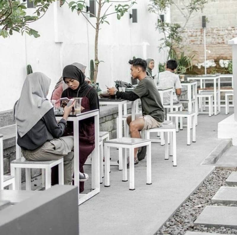 Foresthree Coffee Tulungagung via Twitter, 1. Republik Dendy Cafe, 2. The Dome’s Cafe & Resto, 3. Refresho Kedai Kopi Kepatihan, 4. M.O.B Dine & Brew, 5. Foresthree Coffee Tulungagung, 6. Dulur kopi, 7. D’Java Coffee House, 8. House of Loods , 9. Rumah Putih Coffee House, 10. Hakui Stasiun, 11. BALE NYAWIDJI, 12. Blessing Cafe, 13. Sultan Cafe & Resto , 14. Secret Garden , 15. Waroeng Bima , 16. Cafe 27 , 17. PS Coffee & Kitchen, 18. The Echo’es Coffee & Eatery, 19. Halte Cafe, 20. Kedai Kosim, 21. Roemah Balle Coffee (Tutup Sementara), 22. Angkringan Tuan Muda, 23. New HideOut Coffee and Eatery, 24. Angelo Gelato , 25. Vanilla Cafe & Sushi , 26. Cafe & Resto Cerita Kita, 27. Kono Coffee , 28. Premio Cafe & Bakery (Tutup)