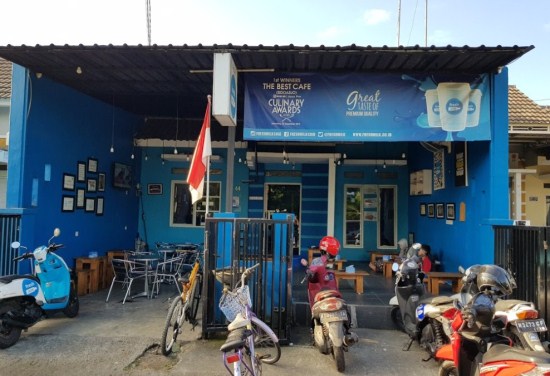 Fresh Milk Sidoarjo - Tempat Ngopi di Sidoarjo, 1. Jungkir Balik Coffee, 2. Fresh Milk Sidoarjo, 3. Rupa-Rupa Food Trip, 4. D’Payung Cafe, 5. Omah Dewe Cafe, 6. Dock To Dock, 7. Jon’s Cafe and Coffee, 8. The Little a Coffee Shop, 9. Milkmoo Sidoarjo, 10. Cafe Karepmu, 11. Kedai Roti Bakar 543, 12. Kafe Kopi Sehat, 13. Kedai Panji, 14. OMKOPI, 15. Dolomiti Coffee, 16. Cafe Eat Rock, 17. Crita Lama, 18. Kedai Ahmed, 19. Shuga Cafe, 20. Cyclo Coffee, 21. Tozca Cafe, 22. Rolag Kopi Sidoarjo, 23. Ptrus Coffee Lab & Store, 24. Cafe Teko, 25. Omah Oeti, 26. Pizzank Cafe, 27. Cafe Favourite, 28. King Cafe, 29. Cafe Laverpuol Station Wareg, 30. Bliss Cafe, 31. Green Panda Krian, 32. Cafe Saudara Sekopi 2, 33. Bonk Cafe, 34. Intano Coffee Shop & Roastery