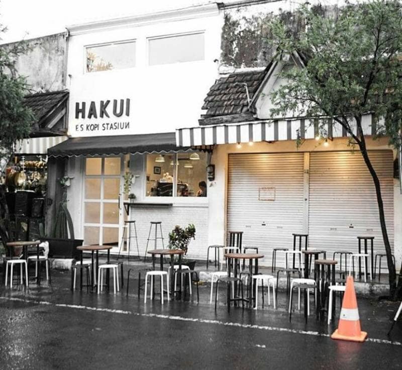 Hakui Stasiun via Twitter, 1. Republik Dendy Cafe, 2. The Dome’s Cafe & Resto, 3. Refresho Kedai Kopi Kepatihan, 4. M.O.B Dine & Brew, 5. Foresthree Coffee Tulungagung, 6. Dulur kopi, 7. D’Java Coffee House, 8. House of Loods , 9. Rumah Putih Coffee House, 10. Hakui Stasiun, 11. BALE NYAWIDJI, 12. Blessing Cafe, 13. Sultan Cafe & Resto , 14. Secret Garden , 15. Waroeng Bima , 16. Cafe 27 , 17. PS Coffee & Kitchen, 18. The Echo’es Coffee & Eatery, 19. Halte Cafe, 20. Kedai Kosim, 21. Roemah Balle Coffee (Tutup Sementara), 22. Angkringan Tuan Muda, 23. New HideOut Coffee and Eatery, 24. Angelo Gelato , 25. Vanilla Cafe & Sushi , 26. Cafe & Resto Cerita Kita, 27. Kono Coffee , 28. Premio Cafe & Bakery (Tutup)