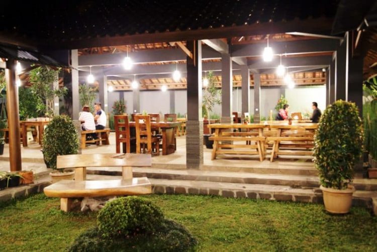 Imah Kopi via Beanhunter, 1. Lereng Anteng Panoramic Coffee, 2. Lawangwangi Creative Space, 3. Imah Kopi, 4. Twig Cafe, 5. Kidang Nyaring, 6. Tafso Barn, 7. Pines Cafe (The Maribaya Lodge), 8. The Peak Resort Dining, 9. Backyard Resto, 10. Cafe D’Pakar, 11. Sapu Lidi Resto, 12. Maja House, 13. Cafe Burangrang, 14. Burgundy Dine, 15. The Stone Cafe, 16. Natural Resto And Strawberry Land, 17. Ikan Balap Resto, 18. Gubug Makan Mang Engking, 19. Black Khozie Coffee and Cafe, 20. Congo Gallery and Cafe, 21. Day n Nite, 22. Genesis Coffee, 23. Brew Coffee Farmhouse, 24. Maka Galery (Tutup), 25. Dago Bakery Punclut