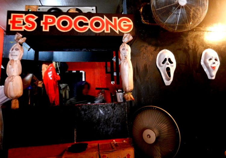 Kedai Es Pocong, 1. Rumah Makan Mang Engking, 2. Soto Bu Tjondro, 3. Bakso Hitam Pak Bewok atau Bakso Comberan, 4. Nasi Timbel Si Teteh, 5. Whats Up Depok Resto, 6. Takarajima, 7. Milan Pizzeria Cafe , 8. Warung Pasta Depok, 9. Pondok Laras , 10. Soerabi Enhaii, 11. Ayam Bakar Christina, 12. Mang Kabayan, 13. Green T, 14. Flamingo Cafe, 15. Bebek Tik Tok Van Depok (Tutup), 16. Kedai Es Pocong, 17. Daebak Fan Café (Tutup)   , 18. Saung Talaga Sawangan