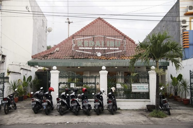 Kedai Ibu via Thdailysurakarta.blogspotcom - Tempat Nongkrong di Solo, Tempat Nongkrong di Solo yang Murah, Tempat Nongkrong Romantis di Solo, Tempat Nongkrong Asyik di Solo, Tempat Nongkrong Solo Malam Hari, Tempat Nongkrong Enak di Solo, Tempat Nongkrong di Solo 24 Jam, Cafe Unik Solo, Tempat Nongkrong di Solo ada WiFi