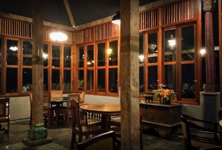Maka Galery via Google Business, 1. Lereng Anteng Panoramic Coffee, 2. Lawangwangi Creative Space, 3. Imah Kopi, 4. Twig Cafe, 5. Kidang Nyaring, 6. Tafso Barn, 7. Pines Cafe (The Maribaya Lodge), 8. The Peak Resort Dining, 9. Backyard Resto, 10. Cafe D’Pakar, 11. Sapu Lidi Resto, 12. Maja House, 13. Cafe Burangrang, 14. Burgundy Dine, 15. The Stone Cafe, 16. Natural Resto And Strawberry Land, 17. Ikan Balap Resto, 18. Gubug Makan Mang Engking, 19. Black Khozie Coffee and Cafe, 20. Congo Gallery and Cafe, 21. Day n Nite, 22. Genesis Coffee, 23. Brew Coffee Farmhouse, 24. Maka Galery (Tutup), 25. Dago Bakery Punclut