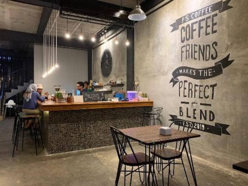 PS Coffee & Kitchen via Restaurantguru, 1. Republik Dendy Cafe, 2. The Dome’s Cafe & Resto, 3. Refresho Kedai Kopi Kepatihan, 4. M.O.B Dine & Brew, 5. Foresthree Coffee Tulungagung, 6. Dulur kopi, 7. D’Java Coffee House, 8. House of Loods , 9. Rumah Putih Coffee House, 10. Hakui Stasiun, 11. BALE NYAWIDJI, 12. Blessing Cafe, 13. Sultan Cafe & Resto , 14. Secret Garden , 15. Waroeng Bima , 16. Cafe 27 , 17. PS Coffee & Kitchen, 18. The Echo’es Coffee & Eatery, 19. Halte Cafe, 20. Kedai Kosim, 21. Roemah Balle Coffee (Tutup Sementara), 22. Angkringan Tuan Muda, 23. New HideOut Coffee and Eatery, 24. Angelo Gelato , 25. Vanilla Cafe & Sushi , 26. Cafe & Resto Cerita Kita, 27. Kono Coffee , 28. Premio Cafe & Bakery (Tutup)