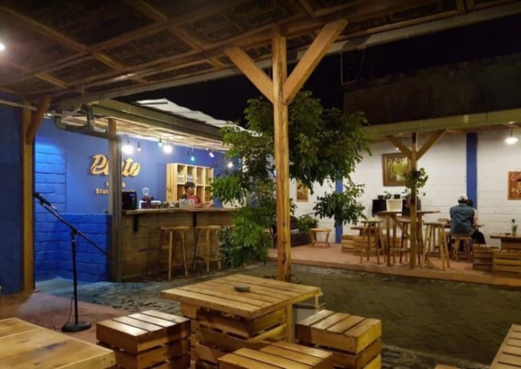 Plato Kafe via Google My Business - Tempat Nongkrong di Blitar, 1. Sweet Pea Cafe, 2. Sam Bistro, 3. Kakao Terang Bulan, 4. Dapur Roti, 5. Kuning Kitchen and Cafe, 6. Warung Bu Tia Sirah Kencong, 7. Kedai Kopi Abah, 8. Sego Contong, 9. Fajar Bakery &amp; Café, 10. Exo Ice Cream &amp; Coffee, 11. Friends Coffee House, 12. Cokelat Semoet Gelato , 13. Pempek Mamak Sanankulon, 14. Fx Labs Cafe n Resto, 15. Rollaas Café, 16. Redbox Cafe, 18. Tam Tree Blitar, 19. Nash Fern Cafe n Cake, 20. Route 55 Cafe (Tutup), 21. D’Pochi Cafe, 22. Cafe 17 Blitar, 23. Mahkota Coffee, 24. Waroeng Bale Bale (Tutup), 25. Trijaya Cafe, 26. Ron’s Coffee, 27. The Java Coffee Classic, 28. COFFEE TOP Cafe and Resto (Tutup), 29. Djodo Cafe, 30. Cafe 999, 31. AVA CAFE, 32. Plato Kafe (Tutup), 33. JAVA COFFEE CLASSIC, 34. Maxi Brilliant Cafe