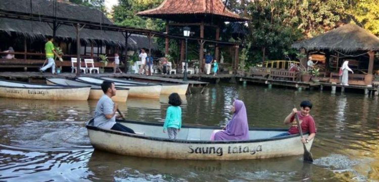 Saung Talaga Sawangan, 1. Rumah Makan Mang Engking, 2. Soto Bu Tjondro, 3. Bakso Hitam Pak Bewok atau Bakso Comberan, 4. Nasi Timbel Si Teteh, 5. Whats Up Depok Resto, 6. Takarajima, 7. Milan Pizzeria Cafe , 8. Warung Pasta Depok, 9. Pondok Laras , 10. Soerabi Enhaii, 11. Ayam Bakar Christina, 12. Mang Kabayan, 13. Green T, 14. Flamingo Cafe, 15. Bebek Tik Tok Van Depok (Tutup), 16. Kedai Es Pocong, 17. Daebak Fan Café (Tutup)   , 18. Saung Talaga Sawangan