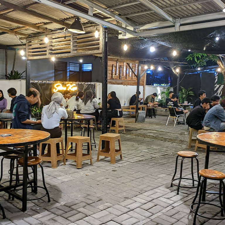 Seteras Coffee &amp; Eatery, 1. Warung Pasta, 2. Nominomi Delight, 3. Kedai Locale, 4. Upnormal Coffee Roasters Rawamangun, 5. Ropisbak Ghifari, 6. Ayam Kriwil Rawamangun, 7. Quiznos Rawamangun, 8. Pukul Satu Kopi Rawamangun, 10. Bittersweet By Najla Rawamangun, 11. KAFE KOPI AA, 12. Mbience Garden Bistro, 13. Jung Coffee, 14. Candlestick Coffee, 15. Seteras Coffee &amp; Eatery, 16. Kedai Seroja, 17. Simo Kopi Rawamangun, 18. Waltie’s Rooftop Cafe, 19. Kopi Nako Rawamangun, 18. Rumah Kongkow, 21. Portable Kitchen &amp; Lounge, 22. Meet/N/Work Coffee &amp; Eatery, 25. Sitti Kawwa Coffee &amp; Snack, 26. Anastomosis coffee, 27. Glasmacher Coffee, 28. Fore Coffee – Rawamangun
