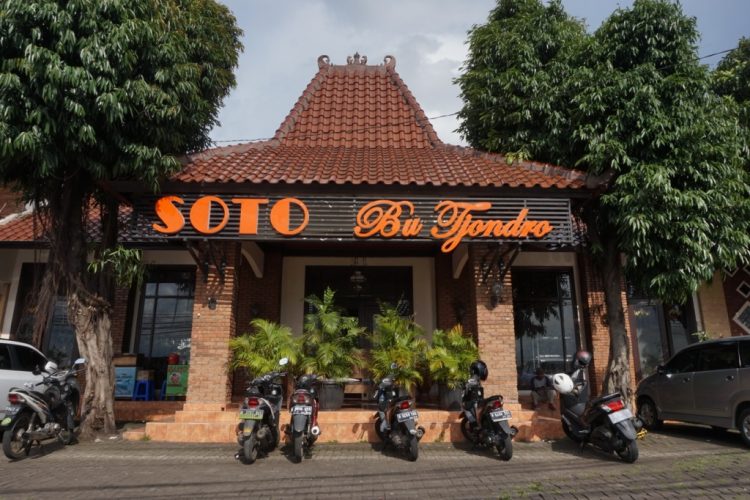 Soto Bu Tjondro, 1. Rumah Makan Mang Engking, 2. Soto Bu Tjondro, 3. Bakso Hitam Pak Bewok atau Bakso Comberan, 4. Nasi Timbel Si Teteh, 5. Whats Up Depok Resto, 6. Takarajima, 7. Milan Pizzeria Cafe , 8. Warung Pasta Depok, 9. Pondok Laras , 10. Soerabi Enhaii, 11. Ayam Bakar Christina, 12. Mang Kabayan, 13. Green T, 14. Flamingo Cafe, 15. Bebek Tik Tok Van Depok (Tutup), 16. Kedai Es Pocong, 17. Daebak Fan Café (Tutup)   , 18. Saung Talaga Sawangan