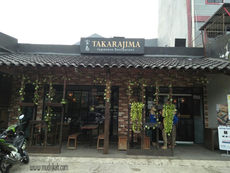 Takarajima via Mudrikah, 1. Rumah Makan Mang Engking, 2. Soto Bu Tjondro, 3. Bakso Hitam Pak Bewok atau Bakso Comberan, 4. Nasi Timbel Si Teteh, 5. Whats Up Depok Resto, 6. Takarajima, 7. Milan Pizzeria Cafe , 8. Warung Pasta Depok, 9. Pondok Laras , 10. Soerabi Enhaii, 11. Ayam Bakar Christina, 12. Mang Kabayan, 13. Green T, 14. Flamingo Cafe, 15. Bebek Tik Tok Van Depok (Tutup), 16. Kedai Es Pocong, 17. Daebak Fan Café (Tutup)   , 18. Saung Talaga Sawangan