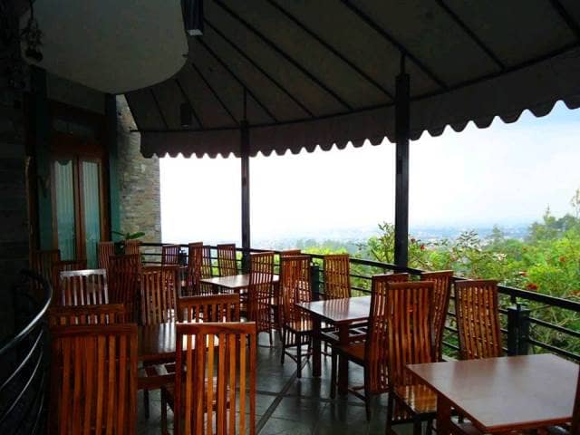 The Stone Cafe via Bandungbrave.blogspotcom, 1. Lereng Anteng Panoramic Coffee, 2. Lawangwangi Creative Space, 3. Imah Kopi, 4. Twig Cafe, 5. Kidang Nyaring, 6. Tafso Barn, 7. Pines Cafe (The Maribaya Lodge), 8. The Peak Resort Dining, 9. Backyard Resto, 10. Cafe D’Pakar, 11. Sapu Lidi Resto, 12. Maja House, 13. Cafe Burangrang, 14. Burgundy Dine, 15. The Stone Cafe, 16. Natural Resto And Strawberry Land, 17. Ikan Balap Resto, 18. Gubug Makan Mang Engking, 19. Black Khozie Coffee and Cafe, 20. Congo Gallery and Cafe, 21. Day n Nite, 22. Genesis Coffee, 23. Brew Coffee Farmhouse, 24. Maka Galery (Tutup), 25. Dago Bakery Punclut