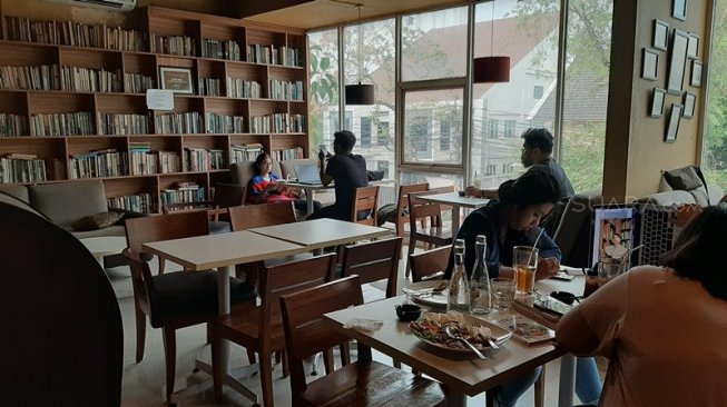 The Reading Room, 1. Taman Langsat, 2. Setu Babakan, 3. Museum Layang-layang, 4. Pasar Santa, 5. SOUTHBOX, 6. 1/15 One Fiteenth Coffee, 7. The Reading Room, 8. Never Been Better, 9. Trafique Coffee, 10. Anomali Coffee, 11. FJ on 7, 12. Dia.Lo.Gue, 13. Filosofi Kopi, 14. Lobbyn Kitchen and Bar, 15. Headline Espresso and Brewbar, 16. Caribou Coffee, 17. Kopi Manyar