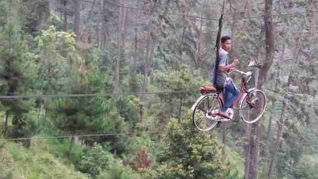 Wahana Wisata BEru[a Sepeda Gantung Tenggir Park via Google Maps @Tia Siera, Informasi Umum, Harga Tiket Masuk Tenggir Park Karanganyar, Lokasi Tenggir Park Ngargoyoso karanganyar, Jam Operasional Tenggir Park Karanganyar, Pesona Keindahan Alam Kaki Gunung Lawu, Galeri Foto Tenggir Park