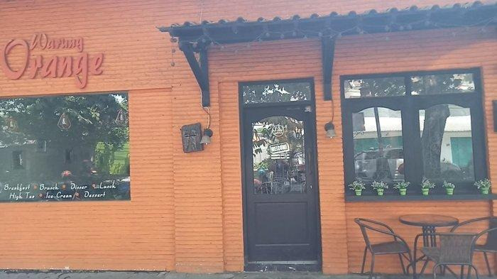 Warung Orange via Tribunnews - Tempat Nongkrong di Solo, Tempat Nongkrong di Solo yang Murah, Tempat Nongkrong Romantis di Solo, Tempat Nongkrong Asyik di Solo, Tempat Nongkrong Solo Malam Hari, Tempat Nongkrong Enak di Solo, Tempat Nongkrong di Solo 24 Jam, Cafe Unik Solo, Tempat Nongkrong di Solo ada WiFi