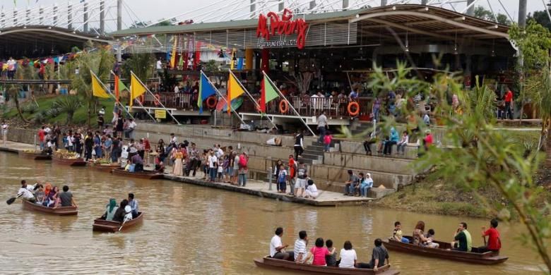 Ah Poong (Pasar Apung Sentul City) Food Court, 1. JungleLand Adventure Theme Park, 2. Taman Budaya Sentul City , 3. Ecoartpark, 4. Pasar Ah Poong, 5. Air Terjun Bidadari , 6. Leuwi Kunten Sentul Bogor, 7. Taman Wisata Alam Gunung Pancar, 8. Pemandian Air Panas Gunung Pancar, 9. Bellanova Country Mall Sentul, 10. Alam Fantasia , 11. Curug Nangka, 12. Sentulfresh, 13. Kampoeng Koneng, 14. Goa Agung Garunggang, 15. Curug Leuwi Hejo , 16. Paintball Sentul, 17. Curug Kencana, 18. Curug Hordeng, 19. Bukit Hambalang, 20. Edensor Hills, 21. Taman Fathan Hambalang, 22. Sawah Segar, 23. Mandapa Kirana Resort, 24. Garuda Farm Sentul, 25. Epic Outbond