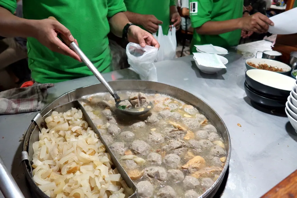 Bakso Titoti, 1. Warung Bakso Menot Wonogiri, 2. Bakso Titoti, 3. Bakso Solo Samrat, 4. Nikki Bakso Daging Sapi, 5. Bakso Gondrong, 6. Mie Ayam Bakso Yunus, 7. Bakso JWR Express Kemang, 8. Candik Ayu Bakso Rahayu, 9. Bakso Urat Pak Unyil, 10. Bakso Boedjangan, 11. A Fung Baso Sapi Asli