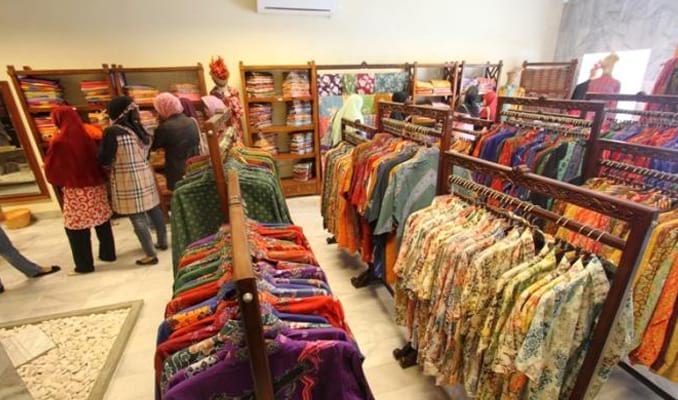 Batik Khas Pekanbaru - Oleh-oleh khas Pekanbaru, 1. Pastel Ikan Patin , 2. Lempuk Durian , 3. Dodol Kedondong , 4. Keripik Nanas, 5. Lopek Legi, 6. Peyek Jangkrik, 7. Viz Cake, 8. Kue Bangkit , 9. Bolu Kemojo , 10. Ikan Asap Selais , 11. Batik Khas Pekanbaru, 12. Kaos, 13. Pancake Durian, 14. Souvenir (Gantungan Kunci), 15. Lopek Bugi, 16. Salai Ikan Patin, 17. Kerupuk Ikan Tenggiri, 18. Kacang Pukul, 19. Roti Jala, 20. Amplang Tenggiri, 21. Bolu Pisang, 22. Dodol Ketan Hitam, 23. Kerupuk Cabe, 24. Kue Sus Mr. Cream Puff, 25. Kue Talam Durian, 26. Culut Keju