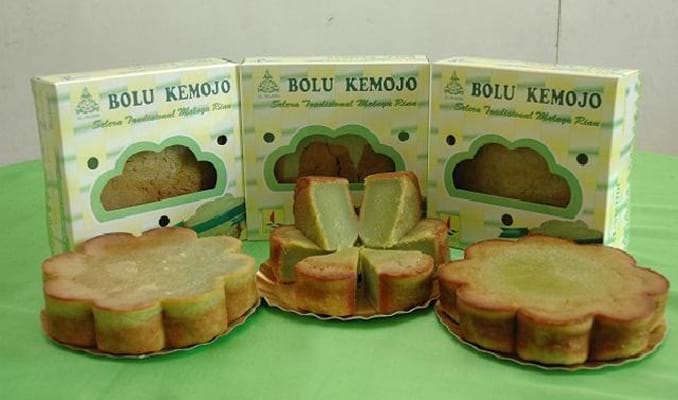Bolu Kemojo  - Oleh-oleh khas Pekanbaru, 1. Pastel Ikan Patin , 2. Lempuk Durian , 3. Dodol Kedondong , 4. Keripik Nanas, 5. Lopek Legi, 6. Peyek Jangkrik, 7. Viz Cake, 8. Kue Bangkit , 9. Bolu Kemojo , 10. Ikan Asap Selais , 11. Batik Khas Pekanbaru, 12. Kaos, 13. Pancake Durian, 14. Souvenir (Gantungan Kunci), 15. Lopek Bugi, 16. Salai Ikan Patin, 17. Kerupuk Ikan Tenggiri, 18. Kacang Pukul, 19. Roti Jala, 20. Amplang Tenggiri, 21. Bolu Pisang, 22. Dodol Ketan Hitam, 23. Kerupuk Cabe, 24. Kue Sus Mr. Cream Puff, 25. Kue Talam Durian, 26. Culut Keju
