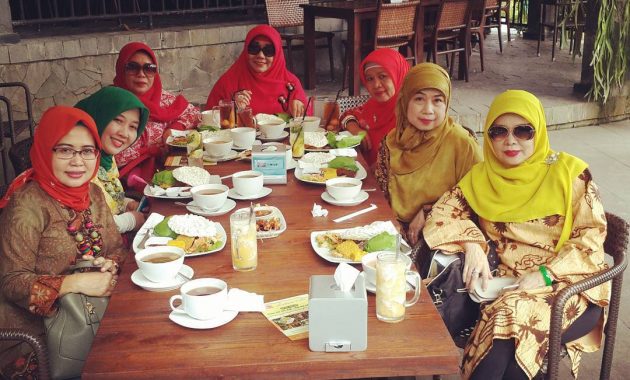 Cafe Dedaunan via IG @faras_hidayati, 1. Cimory Riverside, 2. Momomilk Barn, 3. Lusso Cafe &amp; Resto, 4. Saung Kuring, 5. De Leuit, 6. Toge Goreng Mang Gebro, 7. Lemongrass, 8. Rumah Air Bogor, 9. Death By Chocolate Bogor (TUTUP), 10. Nicole’s Kitchen &amp; Lounge, 11. Pia Apple Pie, 12. Two Stories, 13. Warung Gumbira, 14. Bale Kabayan (TUTUP), 15. Cafe Gumati, 16. Kedai Soto Ibu Rahayu, 17. Laksa Bogor Gang Aut, 18. Bakso Kikil Pak Jaka, 19. DGlock, 20. Daily Dose Coffee &amp; Eatery, 21. Monarchy Bistro, 22. Cafe Dedaunan, 23. Kedai Kita, 24. Sop Buntut Mang UU, 25. Meranti Restaurant, 26. De Saung, 27. Daiji Ramen, 28. Cabana Café, 29. Food Gallery BTM, 30. Boogie Cafe, 31. Pondok Sate Tongseng Assalam, 32. Bakso PMI, 33. Resto Solo, 34. Warung Tam@n, 35. Mie Ayam Baso Bangka “AL”, 36. Culinaire Van Bogor, 37. Ah Poong (Pasar Apung Sentul City) Food Court, 38. Peppino House Resto, 39. Royal Bakery &amp; Café, 40. Lemon8 Cafe, 41. The Place, 42. Toastea Cafe, 43. De Salman Resto, 44. Lusso Café &amp; Resto, 45. Cyrano Café, 46. Waroenk Talubi, 47. Gurih 7 Bogor – Saung Lesehan &amp; Kuliner Sunda