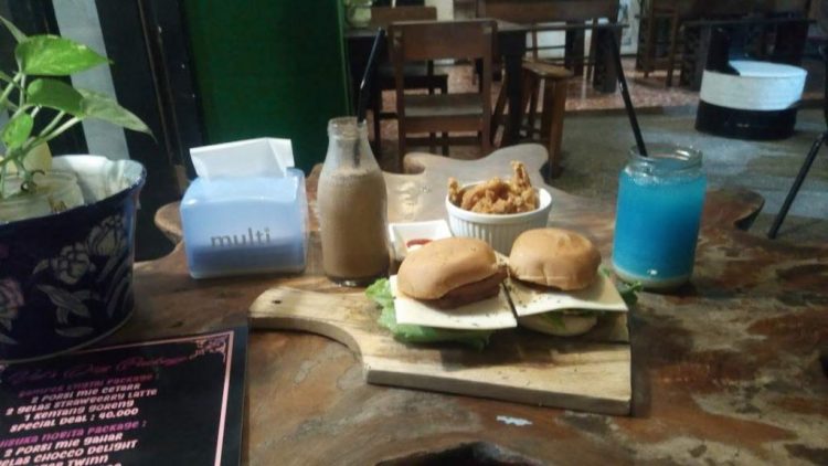 Cafe Kayu Manis - Tempat Nongkrong di Sidoarjo, 1. Alun – Alun Kabupaten Sidoarjo, 2. The Rooster Coffee, 3. Wachitoo Coffee, 4. 45 Coffee Shop Grha Kopi Nusantara, 5. Jon’s Cafe #TamanPinang, 6. Kedai Tepi Teras, 7. Jungkir Balik Coffee, 8. Makmu Sidoarjo, 9. The Little A Coffee Shop, 10. Bonk Cafe, 11. Vox Populi Coffee, 12. Ame Coffee, 13. Kofibrik Diponegoro Sidoarjo, 14. Abah Choi Kopi Sidoarjo, 15. Tempat Kumpul Cafe, 16. Dna Coffee Distrik HK, 17. Crita Lama Kopi, 18. Omah Oeti Tempat Makan dan Ngopi, 19. Indische 1931 Coffee &amp; Roaster, 20. Shuga Cafe, 21. House Of Dorkas (HOD), 22. LB Street Cafe (Tutup), 23. Cafe Kayu Manis, 24. Dolomiti Ice Cream &amp; Resto, 25. Fresh Milk Sidoarjo, 26. Kopi kimi, 27. Pagi Pagi Coffee &amp; Eatery, 28. KOPI SOWAN, 29. Vox Populi Coffee And Eatery, 30. Manis ae Coffee &amp; Space, 31. D’payung, 32. Warung’E Dony, 33. Kedai Ahmed, 34. Katfe Sedati, 36. Gila Kopi Prospero, 37. Angkringan Pendopo Wetan