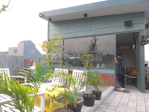 Crita Lama Kopi, 1. Alun – Alun Kabupaten Sidoarjo, 2. The Rooster Coffee, 3. Wachitoo Coffee, 4. 45 Coffee Shop Grha Kopi Nusantara, 5. Jon’s Cafe #TamanPinang, 6. Kedai Tepi Teras, 7. Jungkir Balik Coffee, 8. Makmu Sidoarjo, 9. The Little A Coffee Shop, 10. Bonk Cafe, 11. Vox Populi Coffee, 12. Ame Coffee, 13. Kofibrik Diponegoro Sidoarjo, 14. Abah Choi Kopi Sidoarjo, 15. Tempat Kumpul Cafe, 16. Dna Coffee Distrik HK, 17. Crita Lama Kopi, 18. Omah Oeti Tempat Makan dan Ngopi, 19. Indische 1931 Coffee &amp; Roaster, 20. Shuga Cafe, 21. House Of Dorkas (HOD), 22. LB Street Cafe (Tutup), 23. Cafe Kayu Manis, 24. Dolomiti Ice Cream &amp; Resto, 25. Fresh Milk Sidoarjo, 26. Kopi kimi, 27. Pagi Pagi Coffee &amp; Eatery, 28. KOPI SOWAN, 29. Vox Populi Coffee And Eatery, 30. Manis ae Coffee &amp; Space, 31. D’payung, 32. Warung’E Dony, 33. Kedai Ahmed, 34. Katfe Sedati, 36. Gila Kopi Prospero, 37. Angkringan Pendopo Wetan