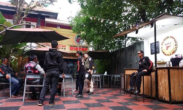 DGlock via IG @benellipri, 1. Cimory Riverside, 2. Momomilk Barn, 3. Lusso Cafe &amp; Resto, 4. Saung Kuring, 5. De Leuit, 6. Toge Goreng Mang Gebro, 7. Lemongrass, 8. Rumah Air Bogor, 9. Death By Chocolate Bogor (TUTUP), 10. Nicole’s Kitchen &amp; Lounge, 11. Pia Apple Pie, 12. Two Stories, 13. Warung Gumbira, 14. Bale Kabayan (TUTUP), 15. Cafe Gumati, 16. Kedai Soto Ibu Rahayu, 17. Laksa Bogor Gang Aut, 18. Bakso Kikil Pak Jaka, 19. DGlock, 20. Daily Dose Coffee &amp; Eatery, 21. Monarchy Bistro, 22. Cafe Dedaunan, 23. Kedai Kita, 24. Sop Buntut Mang UU, 25. Meranti Restaurant, 26. De Saung, 27. Daiji Ramen, 28. Cabana Café, 29. Food Gallery BTM, 30. Boogie Cafe, 31. Pondok Sate Tongseng Assalam, 32. Bakso PMI, 33. Resto Solo, 34. Warung Tam@n, 35. Mie Ayam Baso Bangka “AL”, 36. Culinaire Van Bogor, 37. Ah Poong (Pasar Apung Sentul City) Food Court, 38. Peppino House Resto, 39. Royal Bakery &amp; Café, 40. Lemon8 Cafe, 41. The Place, 42. Toastea Cafe, 43. De Salman Resto, 44. Lusso Café &amp; Resto, 45. Cyrano Café, 46. Waroenk Talubi, 47. Gurih 7 Bogor – Saung Lesehan &amp; Kuliner Sunda