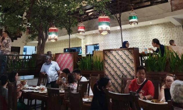 De Leuit via IG @sriloe, 1. Cimory Riverside, 2. Momomilk Barn, 3. Lusso Cafe &amp; Resto, 4. Saung Kuring, 5. De Leuit, 6. Toge Goreng Mang Gebro, 7. Lemongrass, 8. Rumah Air Bogor, 9. Death By Chocolate Bogor (TUTUP), 10. Nicole’s Kitchen &amp; Lounge, 11. Pia Apple Pie, 12. Two Stories, 13. Warung Gumbira, 14. Bale Kabayan (TUTUP), 15. Cafe Gumati, 16. Kedai Soto Ibu Rahayu, 17. Laksa Bogor Gang Aut, 18. Bakso Kikil Pak Jaka, 19. DGlock, 20. Daily Dose Coffee &amp; Eatery, 21. Monarchy Bistro, 22. Cafe Dedaunan, 23. Kedai Kita, 24. Sop Buntut Mang UU, 25. Meranti Restaurant, 26. De Saung, 27. Daiji Ramen, 28. Cabana Café, 29. Food Gallery BTM, 30. Boogie Cafe, 31. Pondok Sate Tongseng Assalam, 32. Bakso PMI, 33. Resto Solo, 34. Warung Tam@n, 35. Mie Ayam Baso Bangka “AL”, 36. Culinaire Van Bogor, 37. Ah Poong (Pasar Apung Sentul City) Food Court, 38. Peppino House Resto, 39. Royal Bakery &amp; Café, 40. Lemon8 Cafe, 41. The Place, 42. Toastea Cafe, 43. De Salman Resto, 44. Lusso Café &amp; Resto, 45. Cyrano Café, 46. Waroenk Talubi, 47. Gurih 7 Bogor – Saung Lesehan &amp; Kuliner Sunda