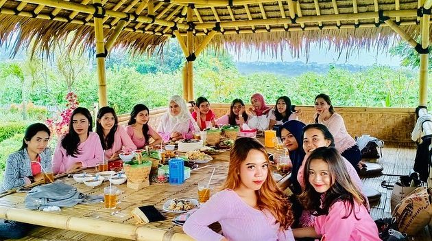 De Saung via IG @brigitaslsa, 1. Cimory Riverside, 2. Momomilk Barn, 3. Lusso Cafe &amp; Resto, 4. Saung Kuring, 5. De Leuit, 6. Toge Goreng Mang Gebro, 7. Lemongrass, 8. Rumah Air Bogor, 9. Death By Chocolate Bogor (TUTUP), 10. Nicole’s Kitchen &amp; Lounge, 11. Pia Apple Pie, 12. Two Stories, 13. Warung Gumbira, 14. Bale Kabayan (TUTUP), 15. Cafe Gumati, 16. Kedai Soto Ibu Rahayu, 17. Laksa Bogor Gang Aut, 18. Bakso Kikil Pak Jaka, 19. DGlock, 20. Daily Dose Coffee &amp; Eatery, 21. Monarchy Bistro, 22. Cafe Dedaunan, 23. Kedai Kita, 24. Sop Buntut Mang UU, 25. Meranti Restaurant, 26. De Saung, 27. Daiji Ramen, 28. Cabana Café, 29. Food Gallery BTM, 30. Boogie Cafe, 31. Pondok Sate Tongseng Assalam, 32. Bakso PMI, 33. Resto Solo, 34. Warung Tam@n, 35. Mie Ayam Baso Bangka “AL”, 36. Culinaire Van Bogor, 37. Ah Poong (Pasar Apung Sentul City) Food Court, 38. Peppino House Resto, 39. Royal Bakery &amp; Café, 40. Lemon8 Cafe, 41. The Place, 42. Toastea Cafe, 43. De Salman Resto, 44. Lusso Café &amp; Resto, 45. Cyrano Café, 46. Waroenk Talubi, 47. Gurih 7 Bogor – Saung Lesehan &amp; Kuliner Sunda