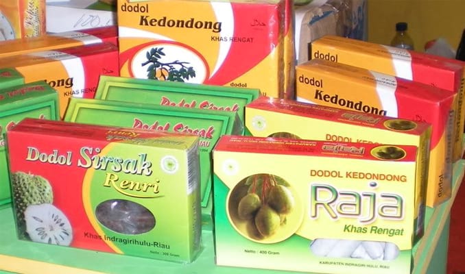 Dodol Kedondong, 1. Pastel Ikan Patin , 2. Lempuk Durian , 3. Dodol Kedondong , 4. Keripik Nanas, 5. Lopek Legi, 6. Peyek Jangkrik, 7. Viz Cake, 8. Kue Bangkit , 9. Bolu Kemojo , 10. Ikan Asap Selais , 11. Batik Khas Pekanbaru, 12. Kaos, 13. Pancake Durian, 14. Souvenir (Gantungan Kunci), 15. Lopek Bugi, 16. Salai Ikan Patin, 17. Kerupuk Ikan Tenggiri, 18. Kacang Pukul, 19. Roti Jala, 20. Amplang Tenggiri, 21. Bolu Pisang, 22. Dodol Ketan Hitam, 23. Kerupuk Cabe, 24. Kue Sus Mr. Cream Puff, 25. Kue Talam Durian, 26. Culut Keju