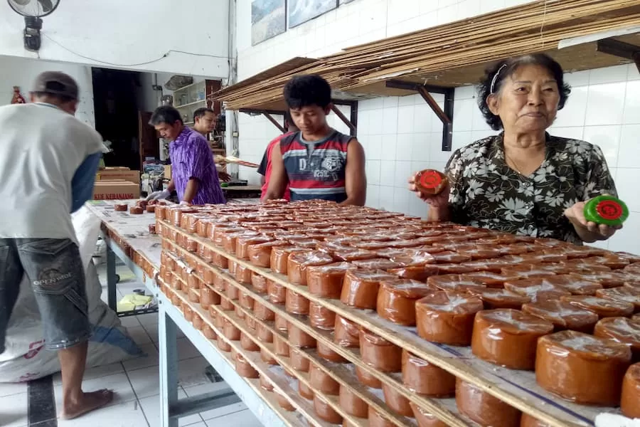 Dodol Tegal via Vimanews - oleh-oleh Khas Tegal, 1. Kacang Bogares , 2. Pilus Kletuk, 3. Manisan khas Guci, Cerme, 4. Kerupuk Antor , 5. Latopia/Latopnya , 6. Poci Tanah Liat , 7. Kaos Galgil, 8. Mug Tanah Liat, 9. Tahu Aci, 10. Kue Kamir, 11. Keripik Tahu, 12. Gemblong Ocar – Acir, 13. Olos, 14. GuCheez, 15. Kue Tempel, 16. Telur Asin, 17. Teh Khas Tegal, 18. Rempeyek, 19. Dodol Tegal, 20. Martabak Lebaksiu, 21. Glotak, 22. Tahu Pletok