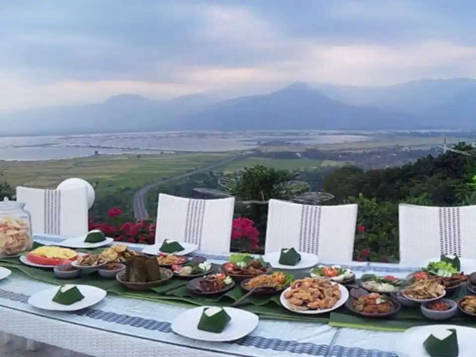 Eling Bening via Traveloka, 1. Eling Bening, 2. Nestcology Land of Gastronomy, 3. Rice and Shine, 4. Sop Iwak (Sowak), 5. Sate Taichan Naga, 6. Waroeng Semawis, 7. Angkringan Ampiran 3, 8. Mangut Welut Warung Bu Nasima, 9. Bebek Goreng Pak Thori, 10. Soto Bangkong, 11. TCO Resto Steak and Seafood, 12. Gulai Kepala Ikan Pak Untung, 13. Gudeg Abimanyu, 14. Pujasera Simpang Lima, 15. Toko Oen, 16. Nasi Kucing Pak Gik, 17. Pesta Keboen, 18. Gama Ikan Bakar dan Seafood, 19. Gama Candi Resto, 20. KoenoKoeni Café Gallery, 21. White Rabbit Dessert, 22. Nasi Ayam Bu Widodo, 23. Kedai Beringin, 24. Ikan Bakar Cianjur, 25. Kampoeng Menara Resto, 26. Hanamasa, 27. Social Canteen, 28. Rustico Kitchen and Bar, 29. Mie Clubbing, 30. Met Duck Brunch & Dinner, 31. Itik Emas Resto, 32. The Salt Resto and Bar, 33. Seven Bistro & Cafe, 34. Sambal Sereh, 35. Richeese Factory, 36. Food Court Java Mall, 37. Seoul Palace, 38. Menur Bistro, 39. Stove Syndicate, 40. Warung Makan Mbok Nah, 41. Sambel Angklo, 42. Grill on Resto, 43. Waroeng Kaligarong, 44. The Hills Dining Restaurant, 45. Kampung Laut, 46. Bowery & Eastman, 47. AtoZ Bar Wine & Brasserie, 48. Tandhok Ribs & Coffee, 49. Sate Sapi Pak Kempleng, 50. Carnivore Sky Bar & Grill, 51. Sky Line Lounge & Exclusive Dining