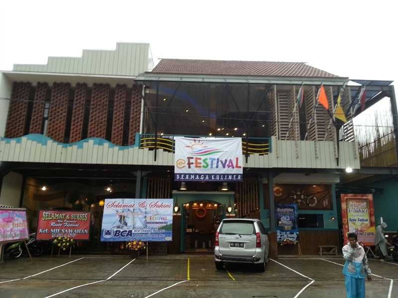 Festival Dermaga Malang , 1. Madam Wang Secret Garden, 2. Grand Canyon Cafe And Resto, 3. Akalpa Cafe, 4. Festival Dermaga Malang , 5. VolksWaffle Streatery, 6. Taman Indie River View Resto, 7. Royal Angkor , 8. Vargo Kitchen, 9. Javanine Resto, 10. Dahr Eatery , 11. Rumah Makan Inggil, 12. Melati Restaurant, 13. De Liv Resto, 14. Pondok Desa Kampung Telaga, 15. Amsterdam Garden Resto, 16. Sugoi Tei Japanese Fusion Restaurant, 17. Skyroom Cafe Best Western OJ Hotel, 18. Padi Resto Galeri Malang