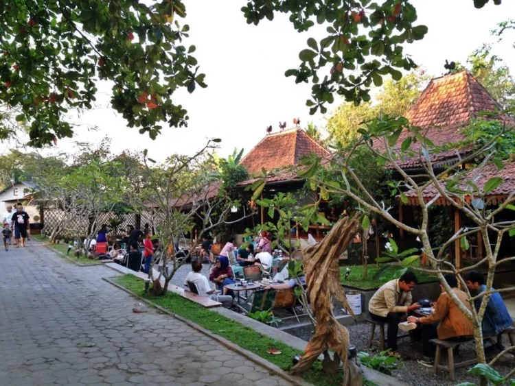 Filosofi Kopi Jogja, 1. Bukit Bintang Jogja, 2. Jalan Legendaris Jogja ‘Malioboro’, 3. Tempo Gelato Jogja, 4. House Of Raminten Jogja, 5. Silol Kopi &amp; Eatery, 6. Filosofi Kopi Jogja, 7. Legend Coffee, 8. Cafe Brick, 9. Roaster and Bear Jogja, 10. Mato Kopi, 11. Epic Coffee &amp; Epilog Furniture, 12. Blanco Coffee and Book Jogja, 13. Alun-alun Kidul Jogja, 14. Kawasan Nol Kilometer Jogja, 15. Angkringan Kopi Jos Lik Man, 16. Secret Garden Coffee and Chocolate, 17. Watu Langit, 18. ROEMI Xtraordinary Ice Cream, 19. Peacockoffie Palagan, 20. Awan Mbengi Coffee &amp; Tea, 21. Oppa Keopi, 22. Rembug Kopi, 23. Ayara Coffee Shop, 24. Blandongan, 25. Le travail Coffee, 26. Angkringan KR Jogja, 27. Angkringan Wijilan Jogja, 28. Angkringan Tugu Jogja, 29. Roti Bakar Van Java