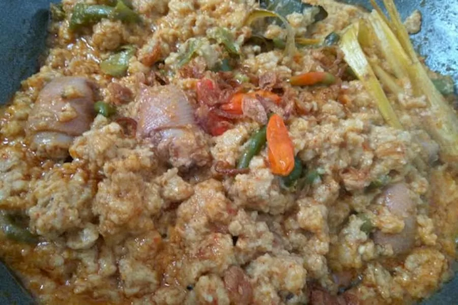Glotak via Kompas - oleh-oleh Khas Tegal, 1. Kacang Bogares , 2. Pilus Kletuk, 3. Manisan khas Guci, Cerme, 4. Kerupuk Antor , 5. Latopia/Latopnya , 6. Poci Tanah Liat , 7. Kaos Galgil, 8. Mug Tanah Liat, 9. Tahu Aci, 10. Kue Kamir, 11. Keripik Tahu, 12. Gemblong Ocar – Acir, 13. Olos, 14. GuCheez, 15. Kue Tempel, 16. Telur Asin, 17. Teh Khas Tegal, 18. Rempeyek, 19. Dodol Tegal, 20. Martabak Lebaksiu, 21. Glotak, 22. Tahu Pletok