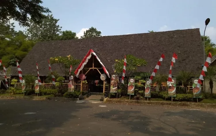 Gurame Cobek Mang Dayat - Restoran Sunda di Sentul Paling Populer, Tempat Makan Enak, 1. Kampoeng Koneng, 2. Ikan Bakar Dalam Bumbu Karimata, 3. Talaga Kuring, 4. Gurame Cobek Mang Dayat, 5. RM. Warung Jambu Ibu HJ. Nyai, 6. Warung Sunda Sambal Dower, 7. Restoran Tumbar Jinten, 8. Mang Kabayan, 9. Warung Nasi Ampera, 10. Ikan Bakar Bambu Haur, 11. Ayam Kampung Neng Lela, 12. Parahyangan Hill, 13. Sop Djanda Special Sate Maranggi