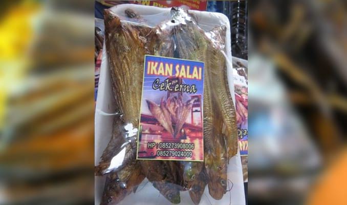 Ikan Asap Selais  - Oleh-oleh khas Pekanbaru, 1. Pastel Ikan Patin , 2. Lempuk Durian , 3. Dodol Kedondong , 4. Keripik Nanas, 5. Lopek Legi, 6. Peyek Jangkrik, 7. Viz Cake, 8. Kue Bangkit , 9. Bolu Kemojo , 10. Ikan Asap Selais , 11. Batik Khas Pekanbaru, 12. Kaos, 13. Pancake Durian, 14. Souvenir (Gantungan Kunci), 15. Lopek Bugi, 16. Salai Ikan Patin, 17. Kerupuk Ikan Tenggiri, 18. Kacang Pukul, 19. Roti Jala, 20. Amplang Tenggiri, 21. Bolu Pisang, 22. Dodol Ketan Hitam, 23. Kerupuk Cabe, 24. Kue Sus Mr. Cream Puff, 25. Kue Talam Durian, 26. Culut Keju