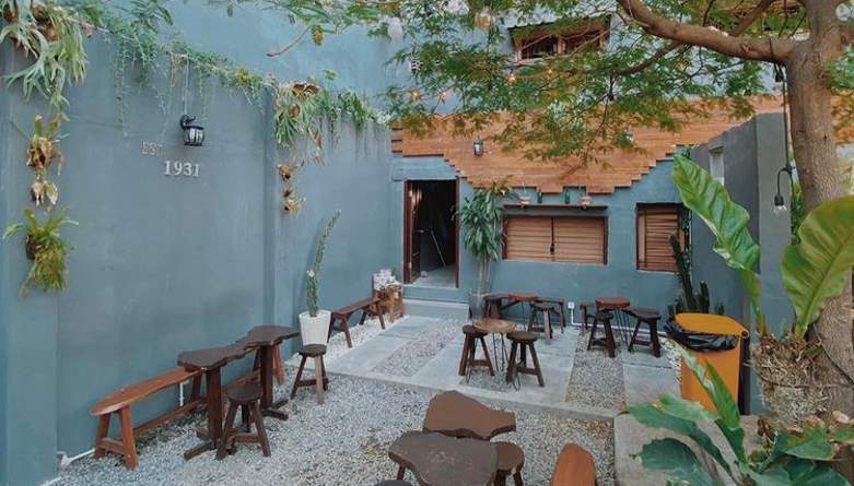 Indische 1931 Coffee &amp; Roaster via SurabayaOnline - Tempat Nongkrong di Sidoarjo, 1. Alun – Alun Kabupaten Sidoarjo, 2. The Rooster Coffee, 3. Wachitoo Coffee, 4. 45 Coffee Shop Grha Kopi Nusantara, 5. Jon’s Cafe #TamanPinang, 6. Kedai Tepi Teras, 7. Jungkir Balik Coffee, 8. Makmu Sidoarjo, 9. The Little A Coffee Shop, 10. Bonk Cafe, 11. Vox Populi Coffee, 12. Ame Coffee, 13. Kofibrik Diponegoro Sidoarjo, 14. Abah Choi Kopi Sidoarjo, 15. Tempat Kumpul Cafe, 16. Dna Coffee Distrik HK, 17. Crita Lama Kopi, 18. Omah Oeti Tempat Makan dan Ngopi, 19. Indische 1931 Coffee &amp; Roaster, 20. Shuga Cafe, 21. House Of Dorkas (HOD), 22. LB Street Cafe (Tutup), 23. Cafe Kayu Manis, 24. Dolomiti Ice Cream &amp; Resto, 25. Fresh Milk Sidoarjo, 26. Kopi kimi, 27. Pagi Pagi Coffee &amp; Eatery, 28. KOPI SOWAN, 29. Vox Populi Coffee And Eatery, 30. Manis ae Coffee &amp; Space, 31. D’payung, 32. Warung’E Dony, 33. Kedai Ahmed, 34. Katfe Sedati, 36. Gila Kopi Prospero, 37. Angkringan Pendopo Wetan