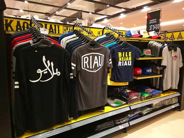 Kaos Khas Pekanbaru - Oleh-oleh khas Pekanbaru, 1. Pastel Ikan Patin , 2. Lempuk Durian , 3. Dodol Kedondong , 4. Keripik Nanas, 5. Lopek Legi, 6. Peyek Jangkrik, 7. Viz Cake, 8. Kue Bangkit , 9. Bolu Kemojo , 10. Ikan Asap Selais , 11. Batik Khas Pekanbaru, 12. Kaos, 13. Pancake Durian, 14. Souvenir (Gantungan Kunci), 15. Lopek Bugi, 16. Salai Ikan Patin, 17. Kerupuk Ikan Tenggiri, 18. Kacang Pukul, 19. Roti Jala, 20. Amplang Tenggiri, 21. Bolu Pisang, 22. Dodol Ketan Hitam, 23. Kerupuk Cabe, 24. Kue Sus Mr. Cream Puff, 25. Kue Talam Durian, 26. Culut Keju