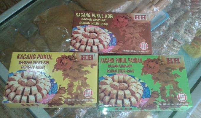 Kacang Pukul - Oleh-oleh khas Pekanbaru, 1. Pastel Ikan Patin , 2. Lempuk Durian , 3. Dodol Kedondong , 4. Keripik Nanas, 5. Lopek Legi, 6. Peyek Jangkrik, 7. Viz Cake, 8. Kue Bangkit , 9. Bolu Kemojo , 10. Ikan Asap Selais , 11. Batik Khas Pekanbaru, 12. Kaos, 13. Pancake Durian, 14. Souvenir (Gantungan Kunci), 15. Lopek Bugi, 16. Salai Ikan Patin, 17. Kerupuk Ikan Tenggiri, 18. Kacang Pukul, 19. Roti Jala, 20. Amplang Tenggiri, 21. Bolu Pisang, 22. Dodol Ketan Hitam, 23. Kerupuk Cabe, 24. Kue Sus Mr. Cream Puff, 25. Kue Talam Durian, 26. Culut Keju